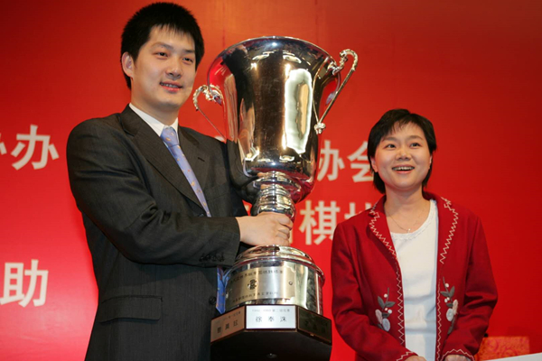 2005年3月，常昊在京夺得第五届应氏杯冠军，常昊和张璇一同领奖_副本.jpg